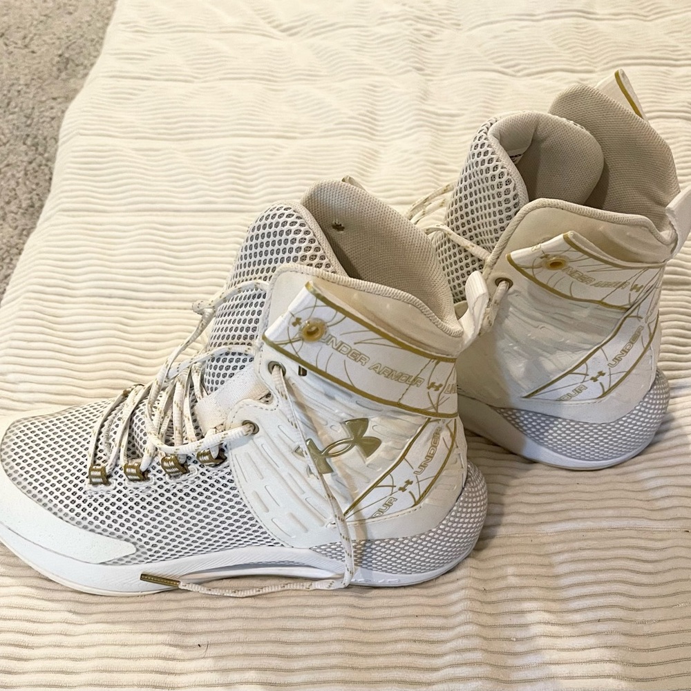 Women Size 9.5 Under Armour Highlight HOVR Ace White/Gold VOLLEYBALL SHOES